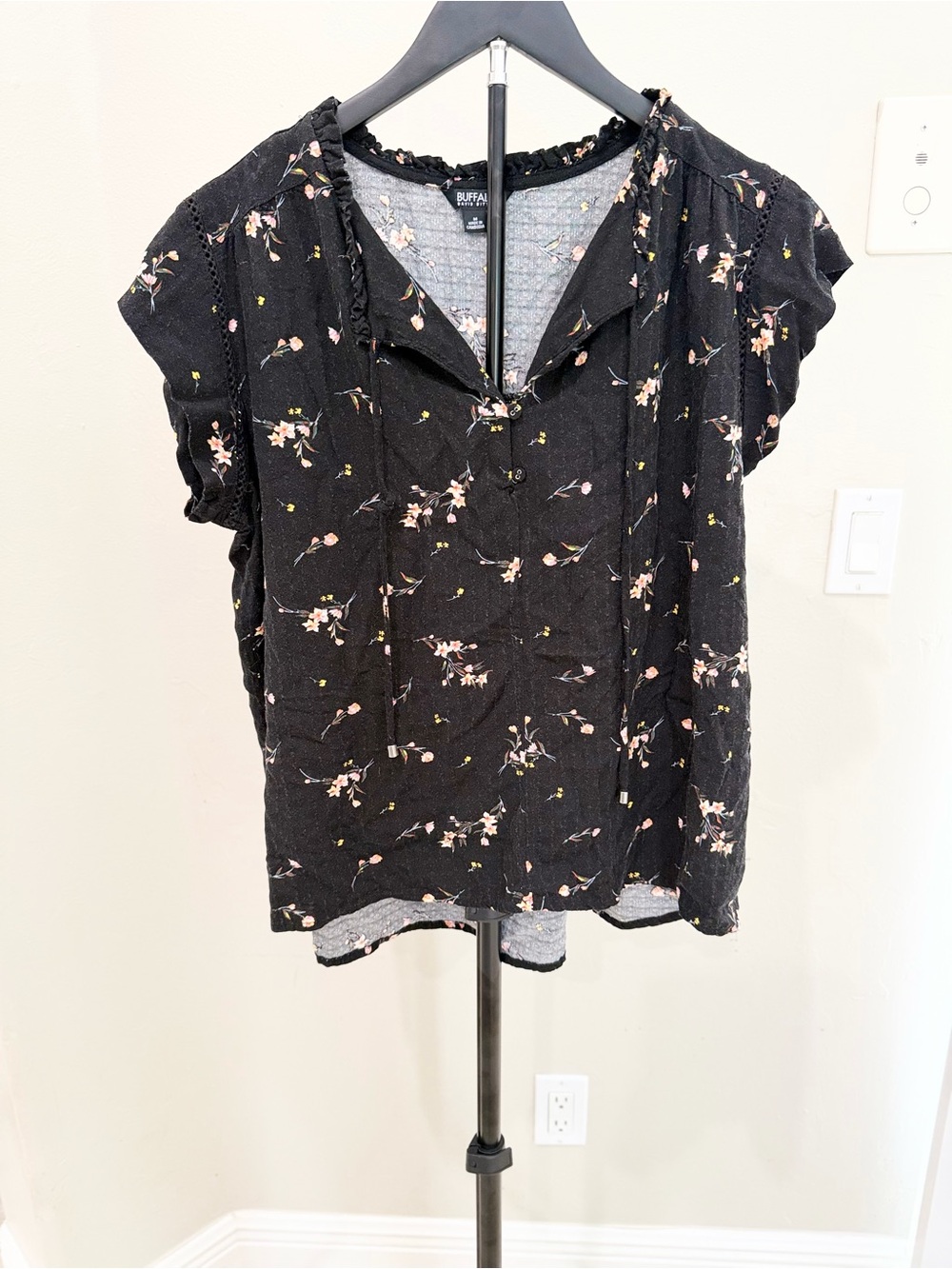 Buffalo David Bitton Black Floral Ruffle V-Neck Short Sleeve Blouse Fall Cottage